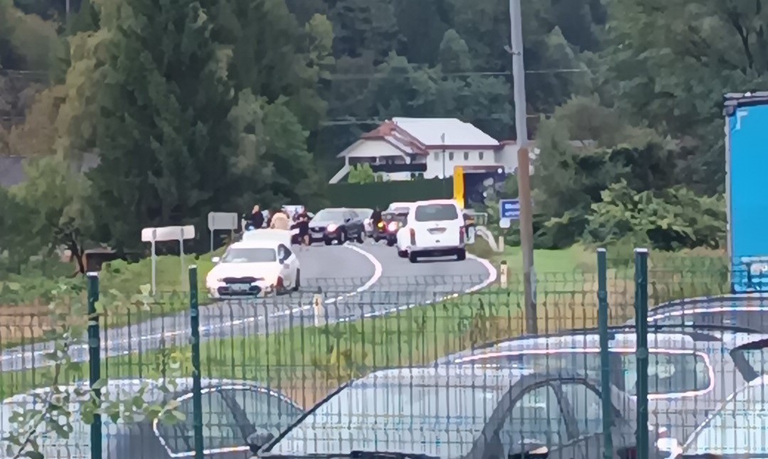 Previdno, do prometne nesreče je prišlo v Pamečah