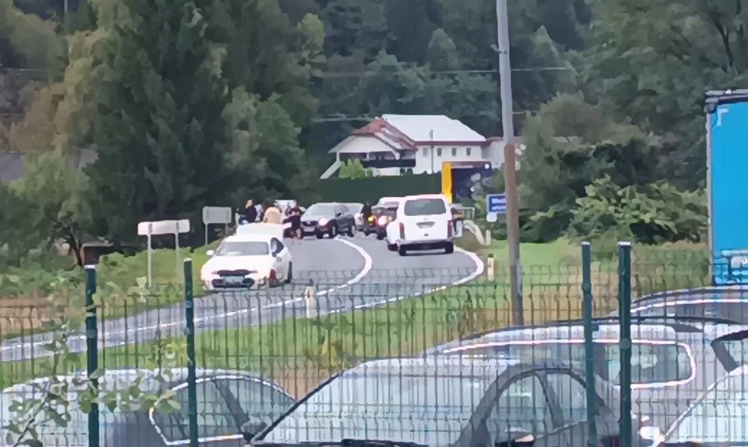 Previdno, do prometne nesreče je prišlo v Pamečah