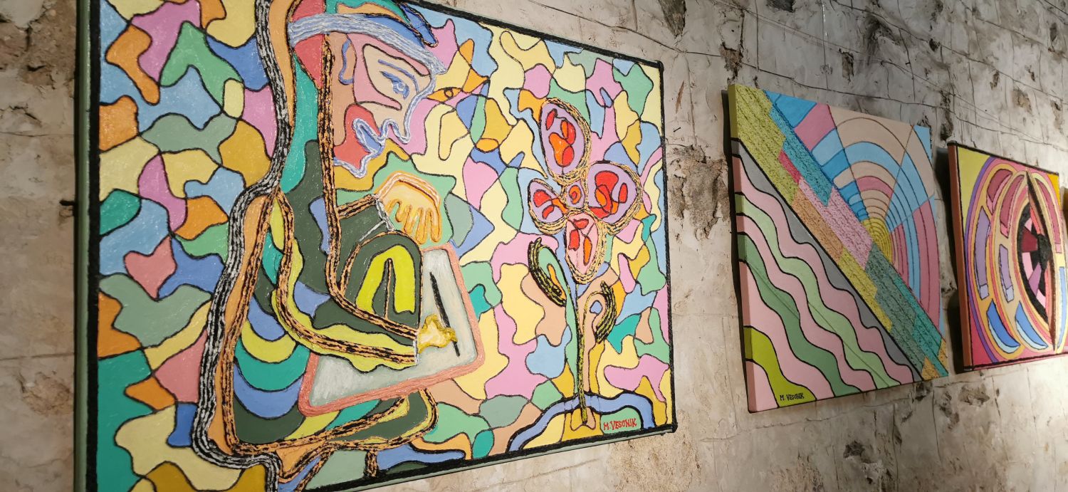 FOTO: V cerkvi sv. Vida v Dravogradu na ogled spominska razstava Marjana Vesonika