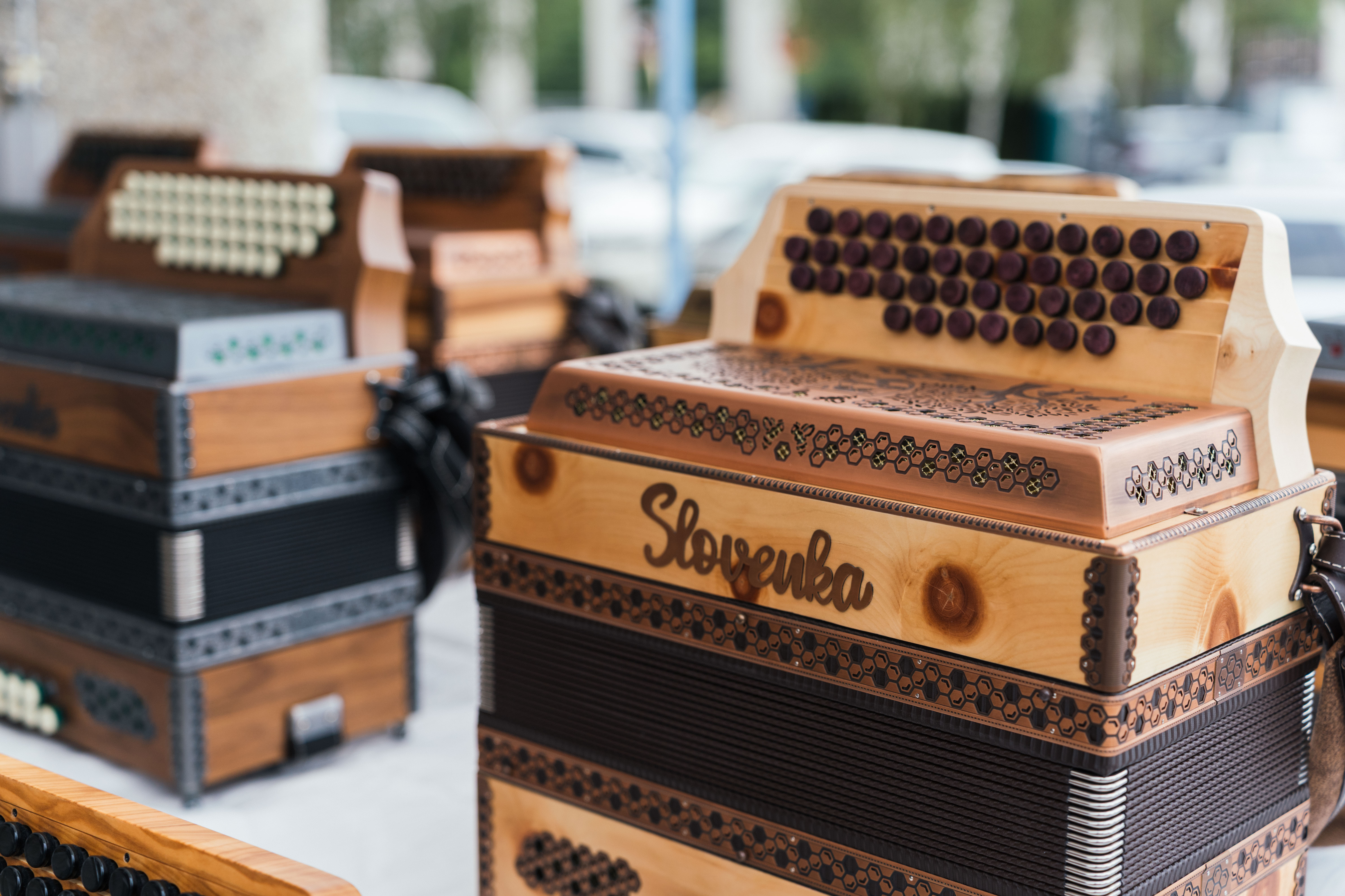 FOTO: Na Ravnah na Koroškem odprli proizvodnjo diatoničnih harmonik ROŠER Slovenka