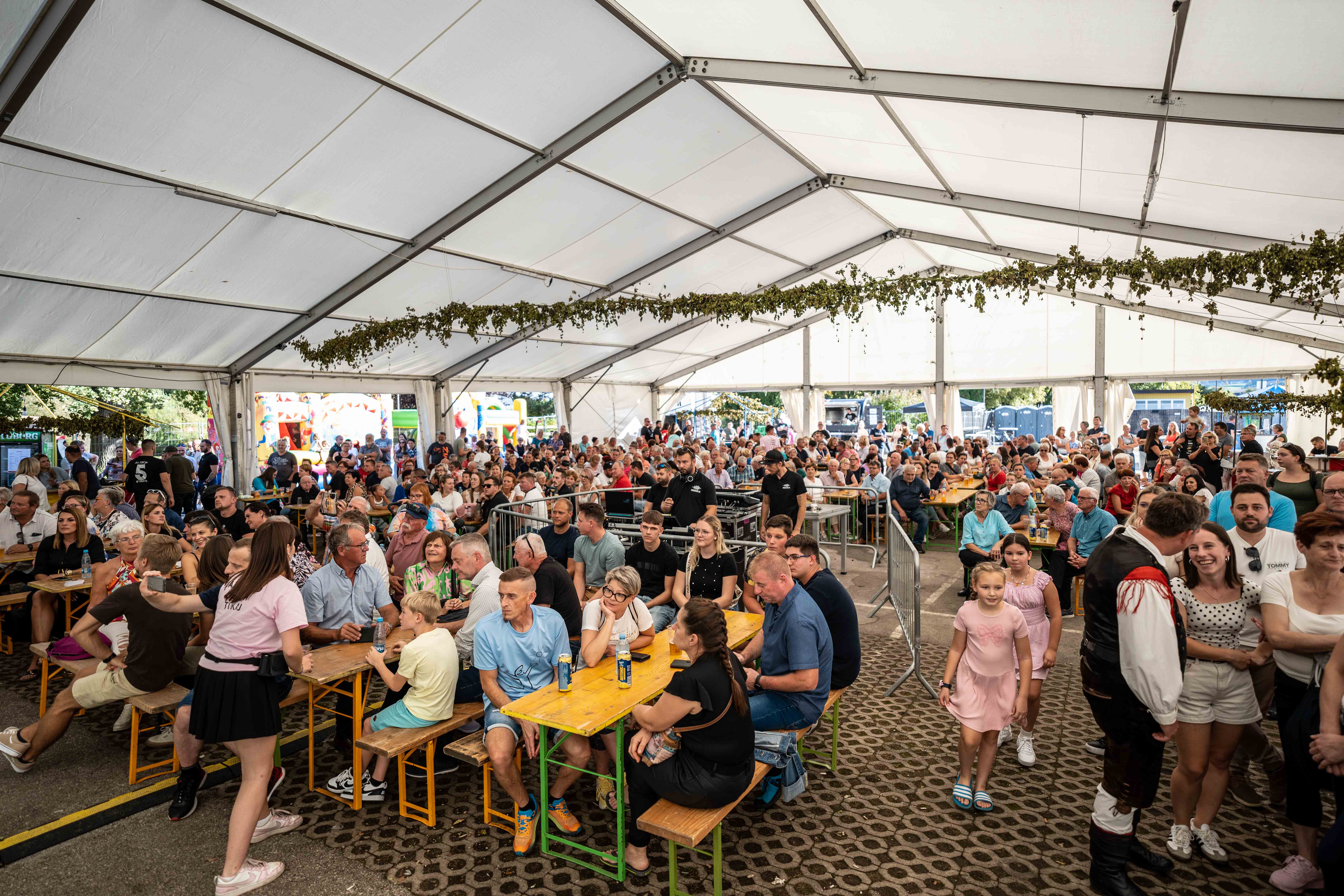 FOTO: Ansambel Rosa navdušil na jubilejnem koncertu ob 30-letnici