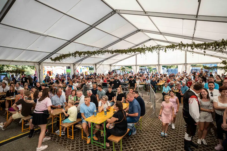 FOTO: Ansambel Rosa navdušil na jubilejnem koncertu ob 30-letnici