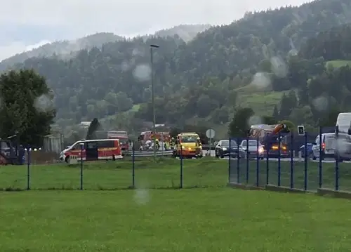 V Pamečah pri Tovarni Meril je prišlo do prometne nesreče, previdno na poti