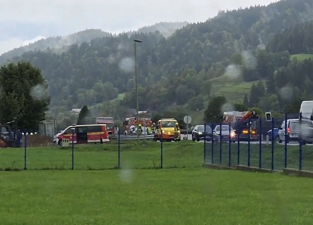 V Pamečah pri Tovarni Meril je prišlo do prometne nesreče, previdno na poti