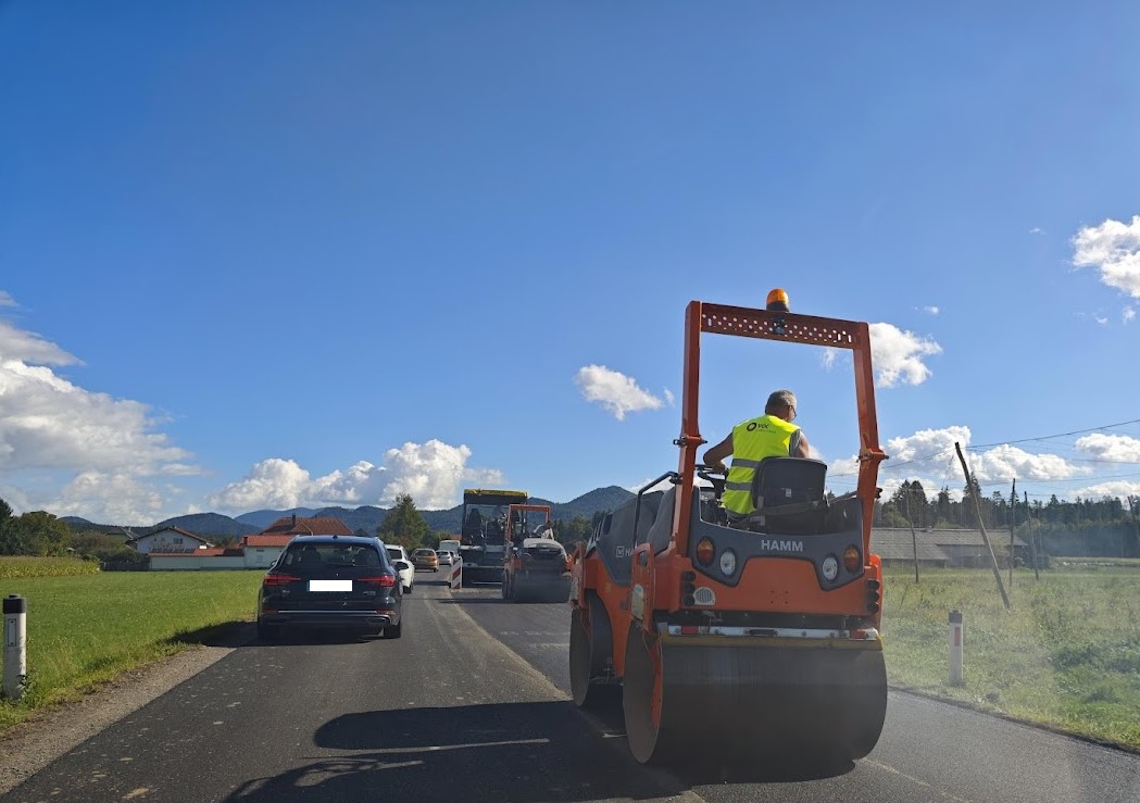 Asfaltiranje in zapora ceste v Črni prestavljeno na naslednji teden