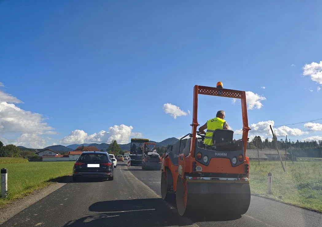 Asfaltiranje in zapora ceste v Črni prestavljeno na naslednji teden