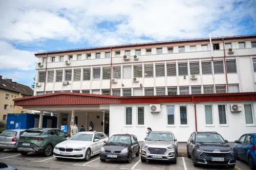 V delovni nesreči na območju Slovenj Gradca hudo poškodovan delavec