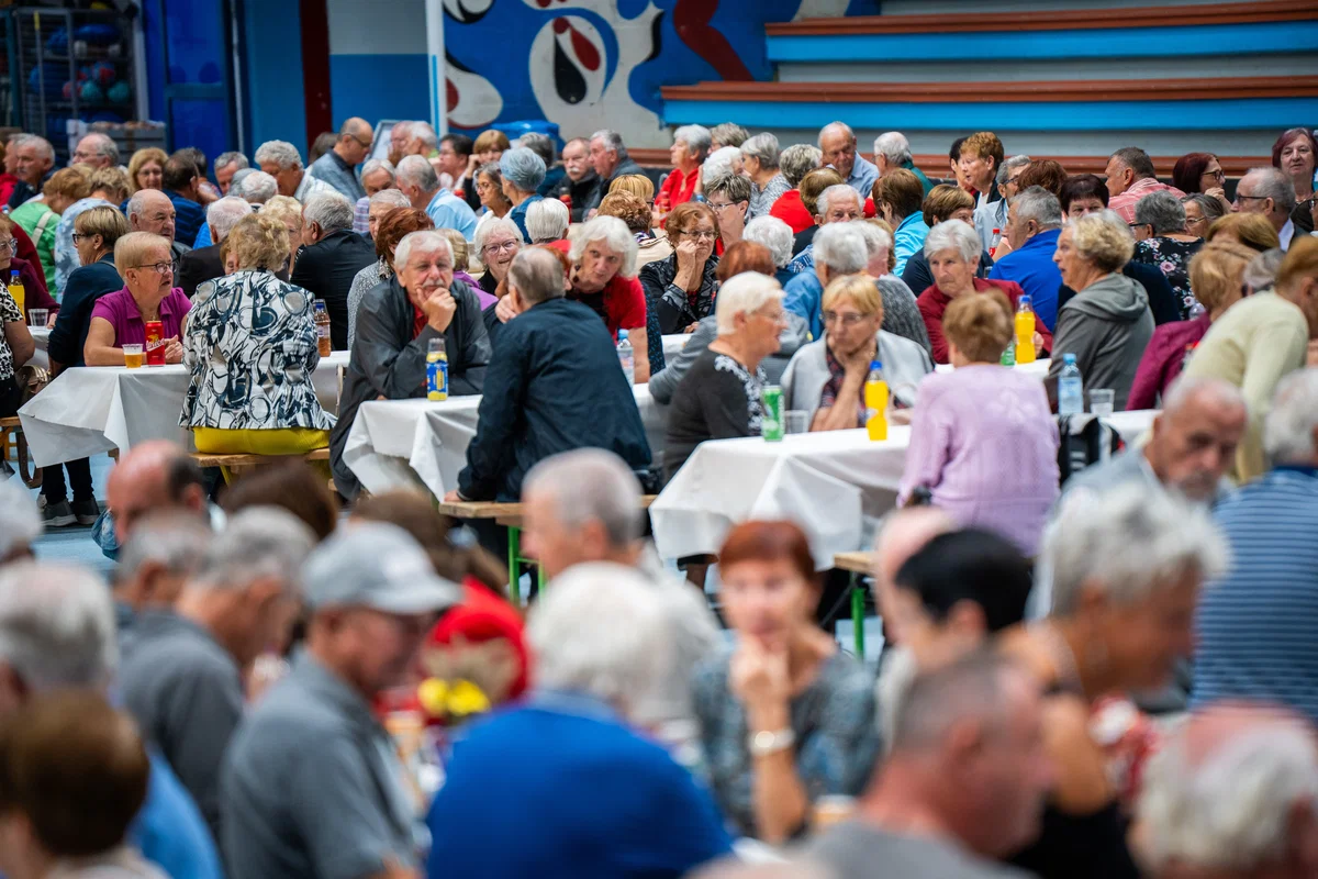 FOTO: V Športni dvorani Slovenj Gradec danes zopet pripravili srečanje upokojencev