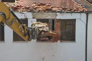 Obnova vseh v ujmi avgusta 2023 poškodovanih stanovanjskih objektov še ni zaključena 