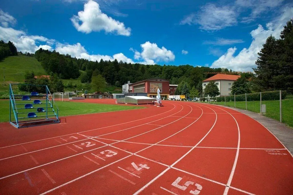 Na Ravnah z dodatnim zadolževanjem zagotovili sredstva za začetek obnove stadiona