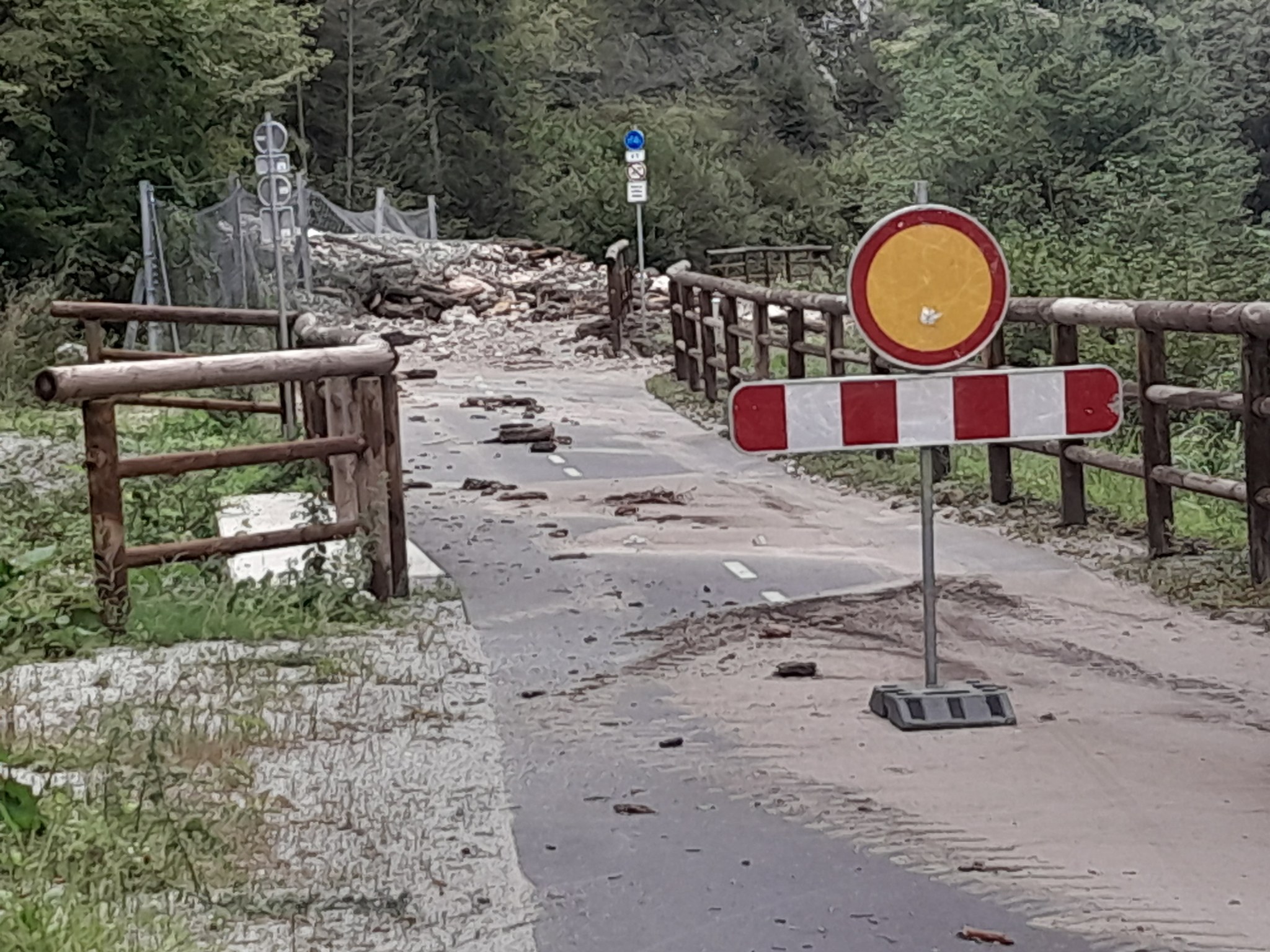 Zaradi posledic neurja zaprta kolesarska pot Štrekna