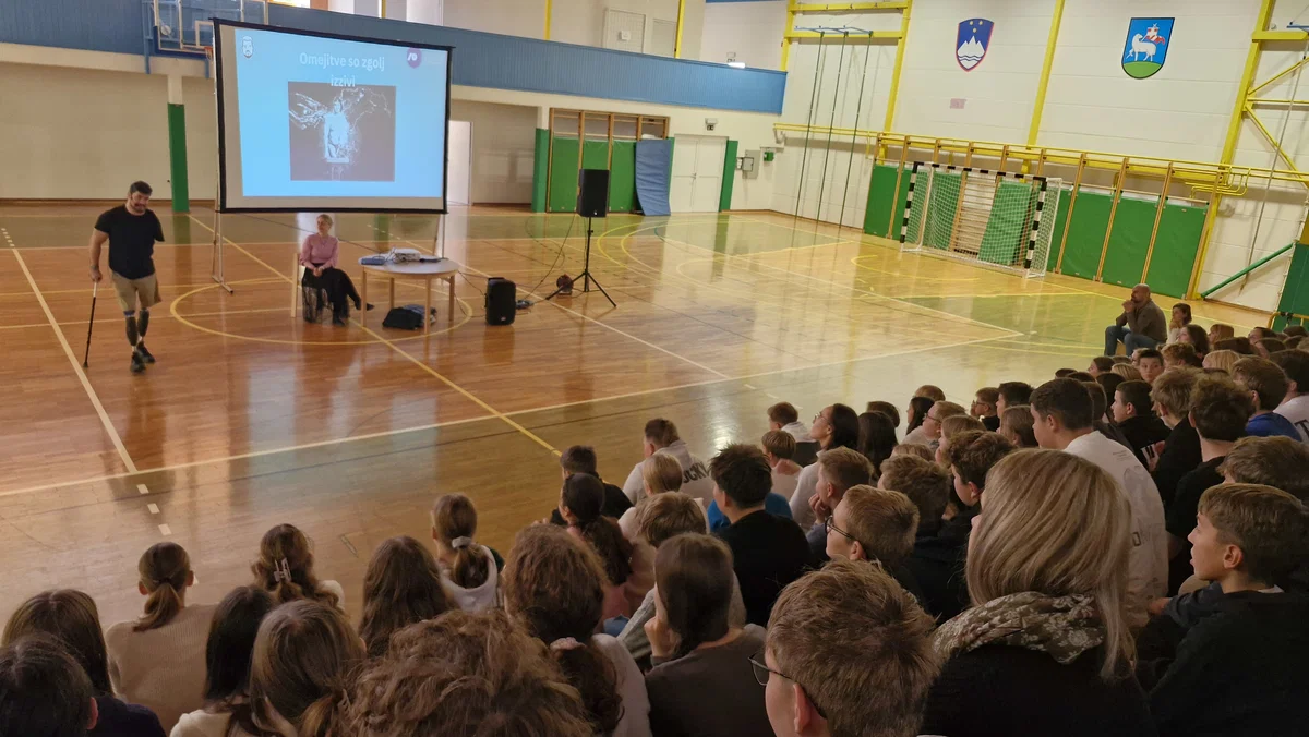 Ob Tednu otroka je učence OŠ Neznanih talcev Dravograd obiskal paraolimpijec Darko Đurić