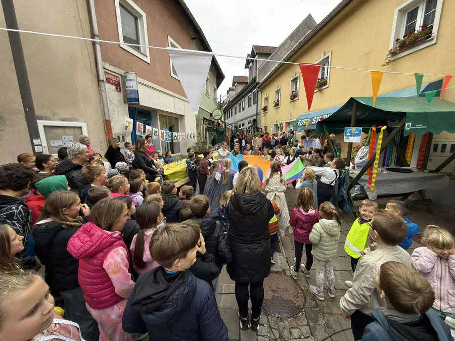 Otroško veselje in vonj po rpičevem zosu bosta danes zavladala na Partizanski ulici na Ravnah