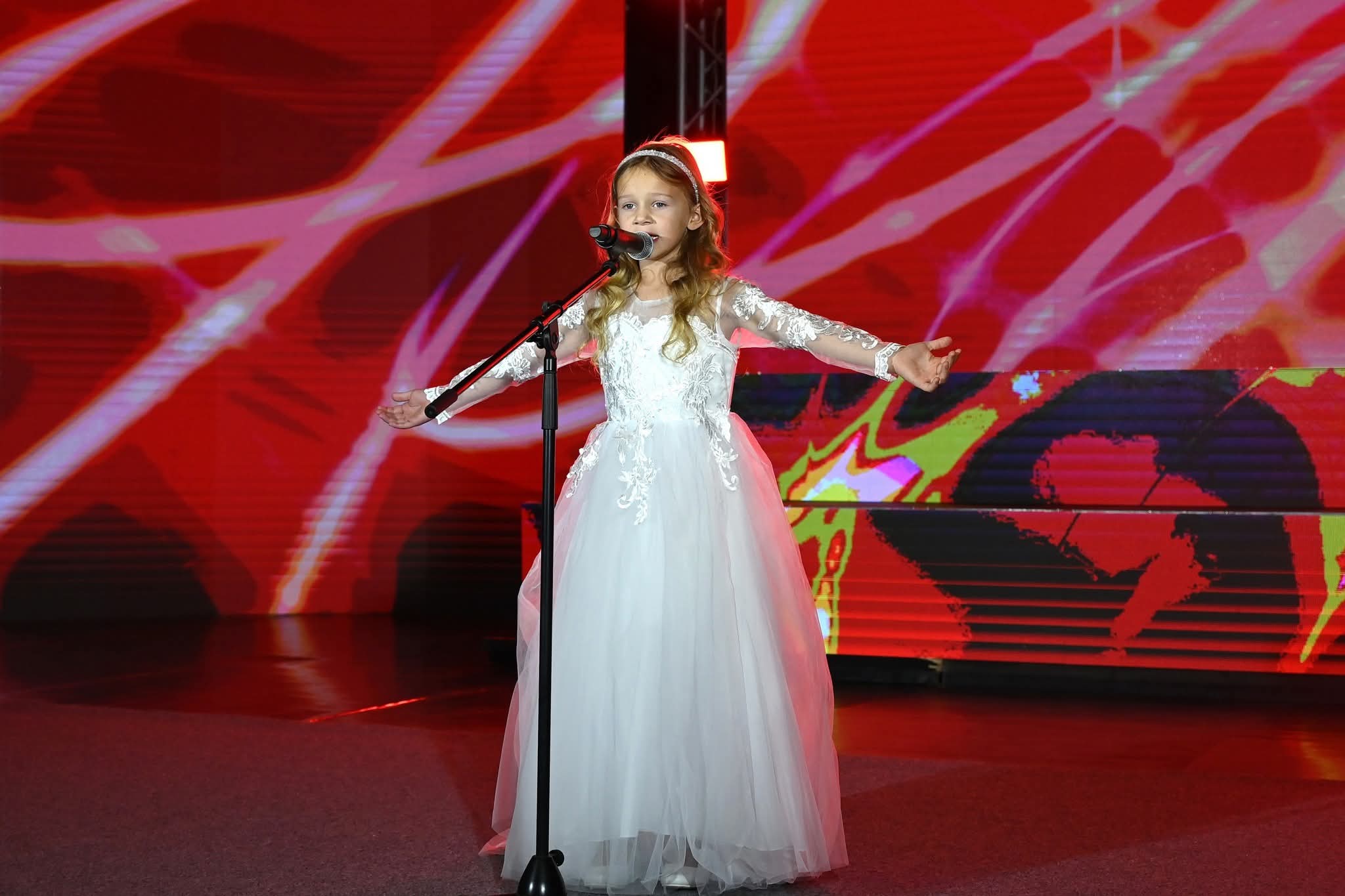 FOTO: 7-letna Zoja navdušila v Makedoniji in zmagala