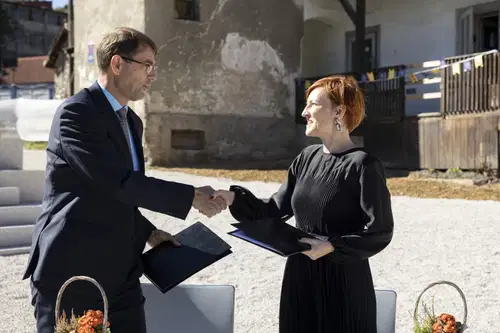 Na Ravnah na Koroškem v spremstvu ministrice odprli prvi del obnovljene Stare železarne