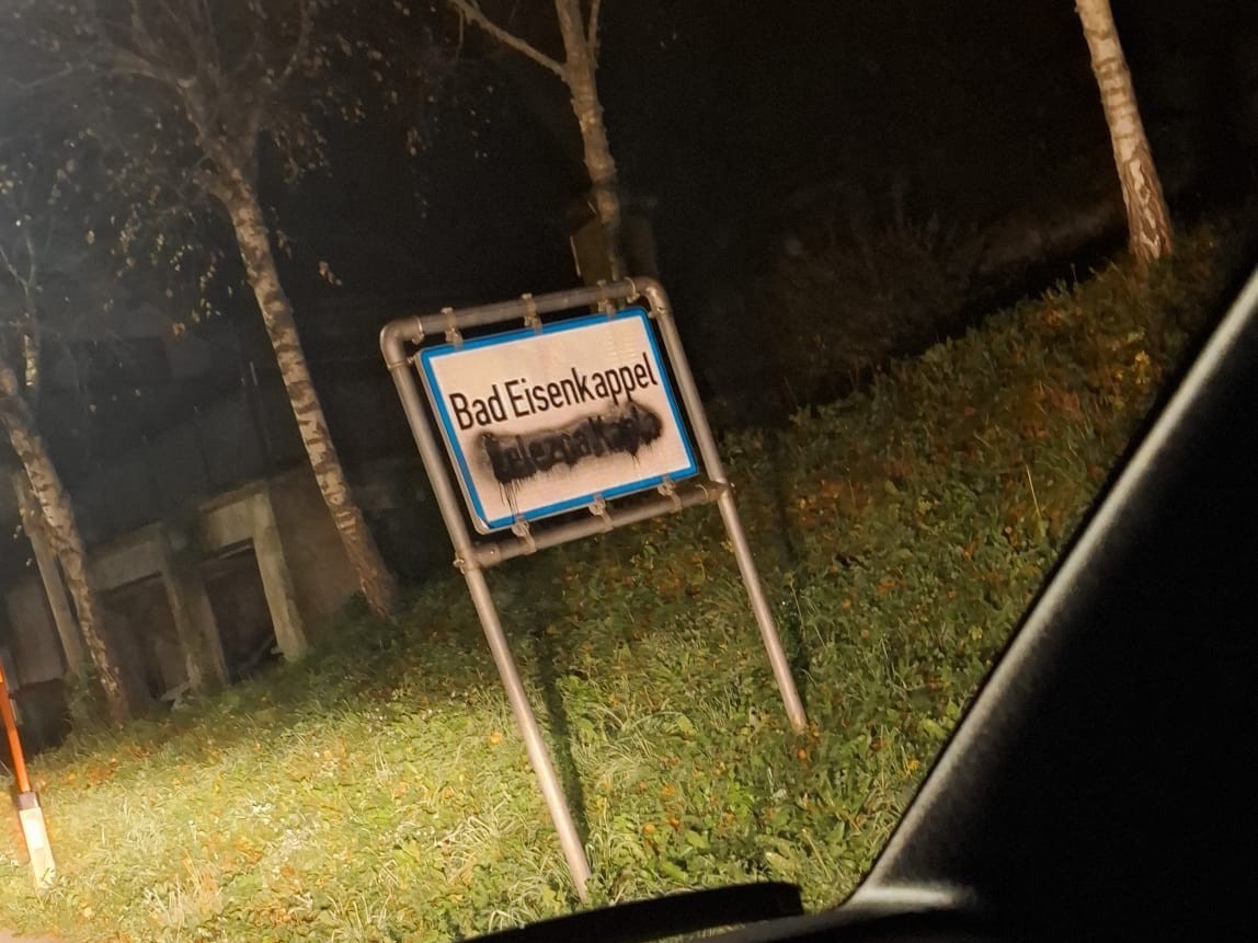 Na avstrijskem Koroškem dvojezične table tarče vandalizma