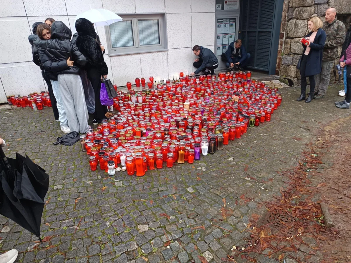 Množica ljudi na lokaciji tragičnega dogodka v Novem mestu prižgala sveče