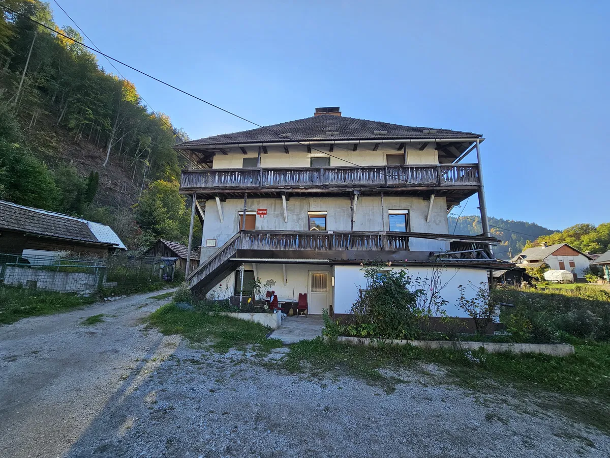 Prevaljski Preganthaus po poplavah ni več primeren za bivanje, muzejska stroka si želi ohranitve