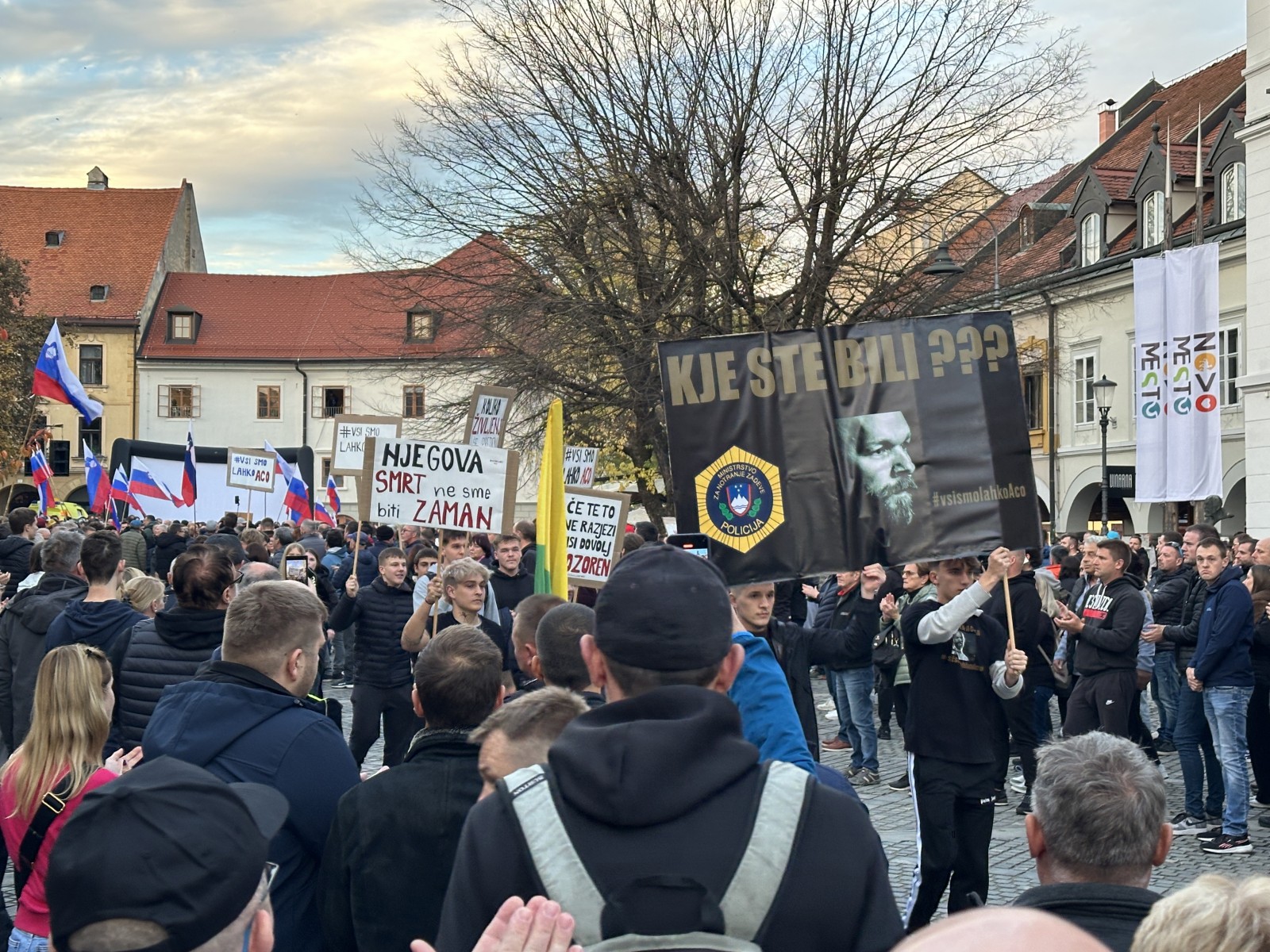 V središču Novega mesta se je pred izredno sejo občinskega sveta zbrala množica ljudi #video