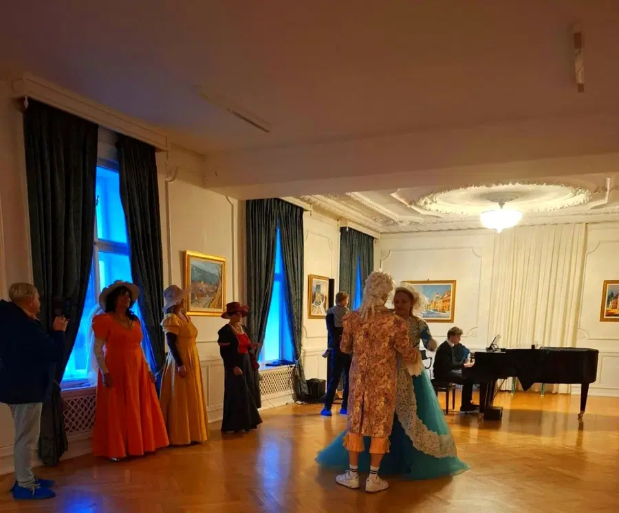 Dvorec Bukovje oživel v duhu preteklosti ob stoletnici smrti barona Hansa Karla Kometra