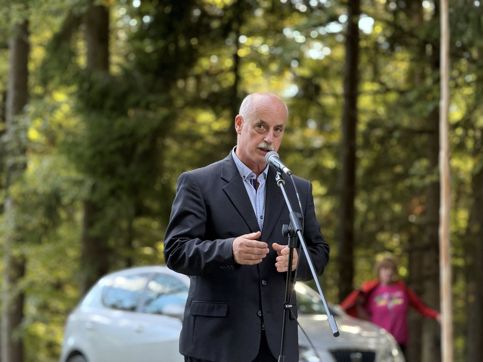 FOTO: Ob uradni otvoritvi lokalne ceste Leder–Encl–Štruc postavili tudi nov AED defibrilator