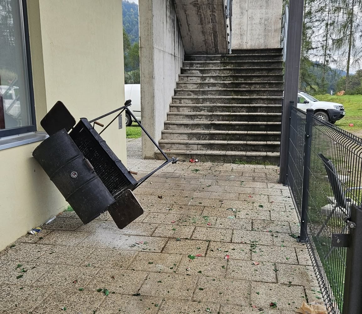 Vandali v Dravogradu poškodovali fasado in ograjo