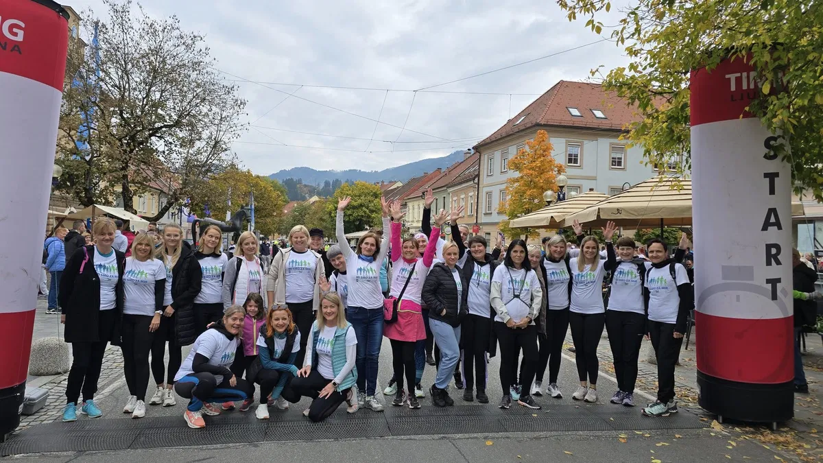 FOTO: Tek miru danes ob lepem vremenu privabil številne tekače