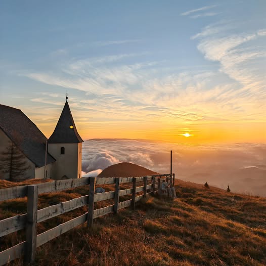 Dom na Uršlji gori vabi na jutrišnji sončni vzhod v zimski idili