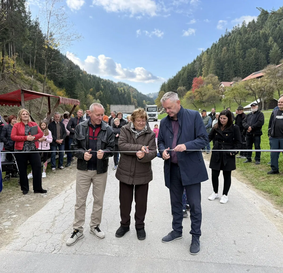 FOTO: Po uspešni sanaciji posledic poplav ponovno odprli cesto Gaberke–Velunja