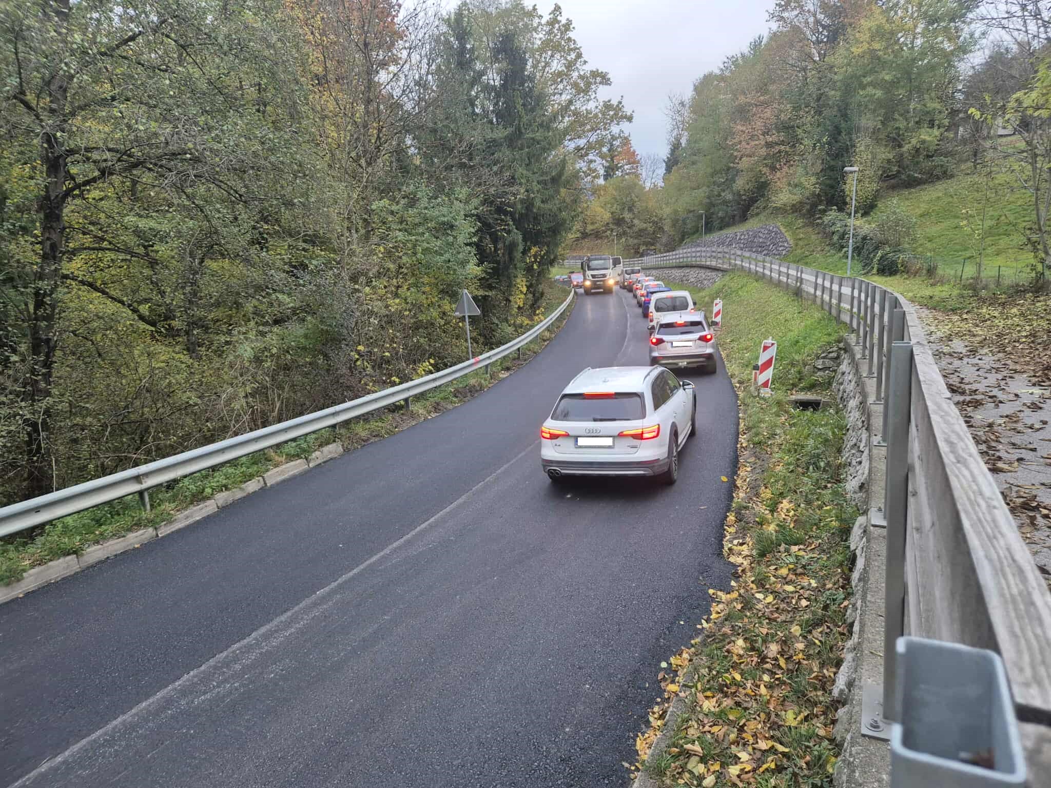 Zaradi asfaltiranja prihaja do zastojev na Brdinjah, previdno