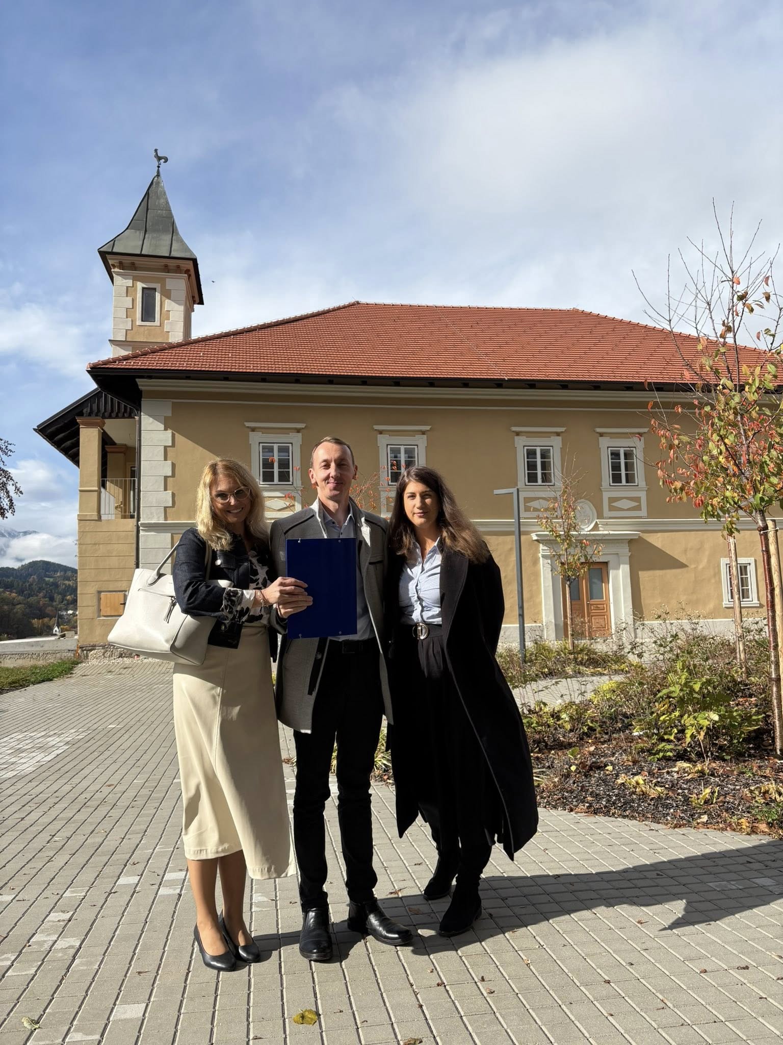 FOTO: Na Občini Ravne na Koroškem podpisali pogodbo za postavitev sončne elektrarne na Center starejših KO-RA Ravne na Koroškem.