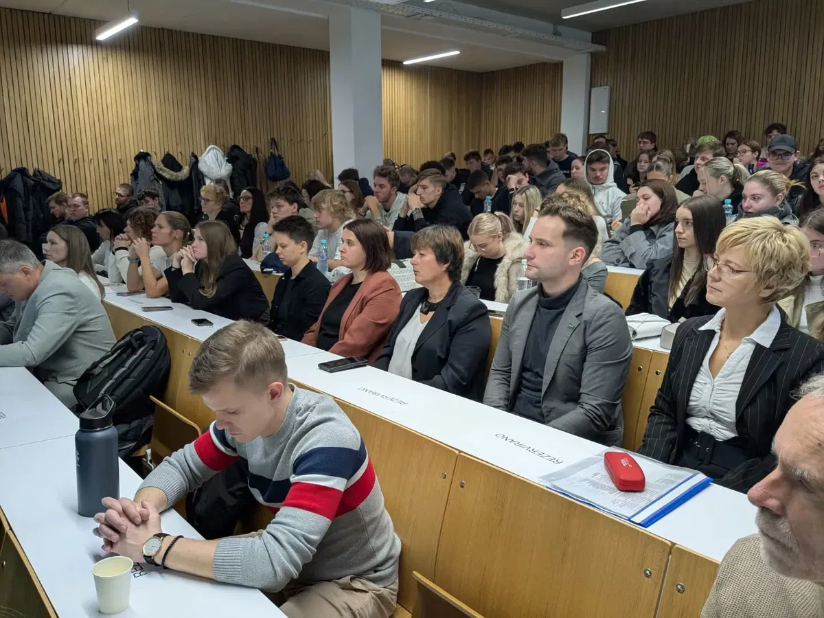 FOTO: Na Višji strokovni šoli SG je potekalo mednarodno srečanje z delodajalci, mentorji, predavatelji in študenti 2025
