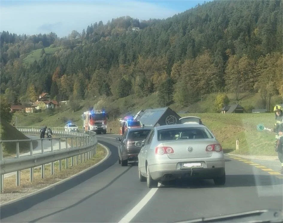 Prometna nesreča v Radljah ob Dravi: Po neuradnih informacijah udeležen voznik tovornega vozila
