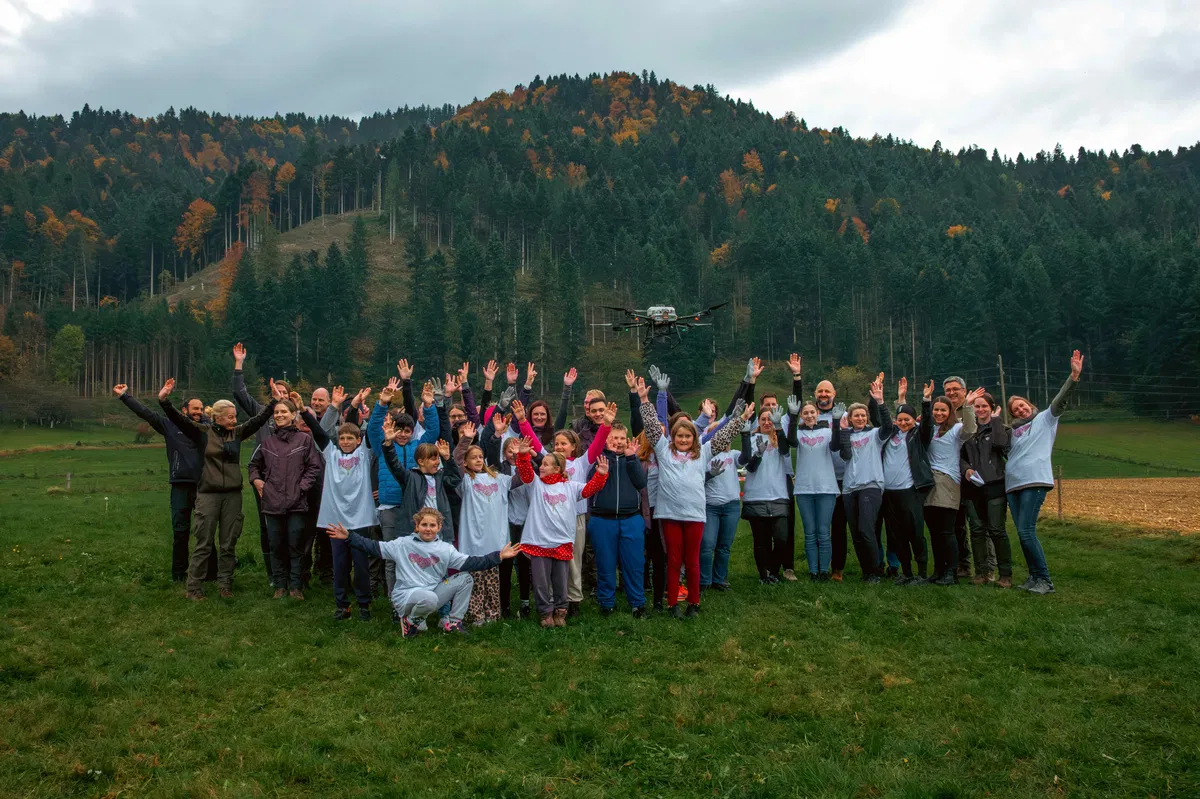 FOTO: V Vuhredu iz zraka raztrosili več kot 3000 semenskih bombic in zasadili 200 sadik avtohtone jelke