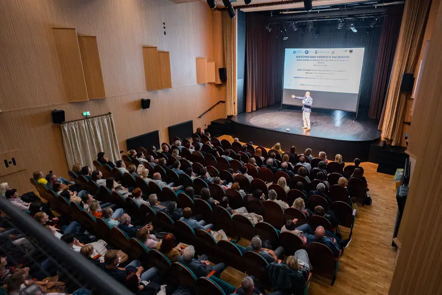 Pametni telefoni in izgubljena pozornost: Slovenj Gradec gostil razpravo o digitalni dobi