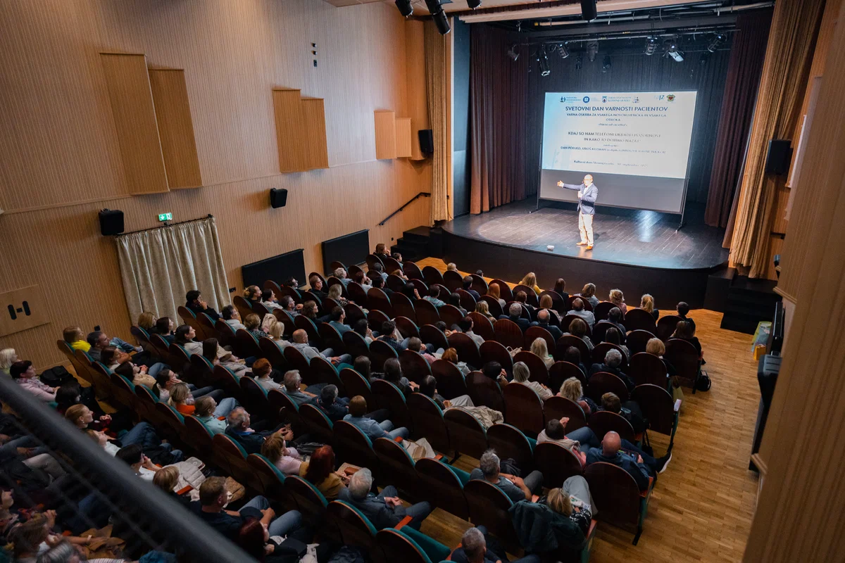 Pametni telefoni in izgubljena pozornost: Slovenj Gradec gostil razpravo o digitalni dobi
