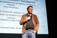 Privoščite si večer smeha s profesorjem Kuzmanom mlajšim v dvorani Kienhofen 