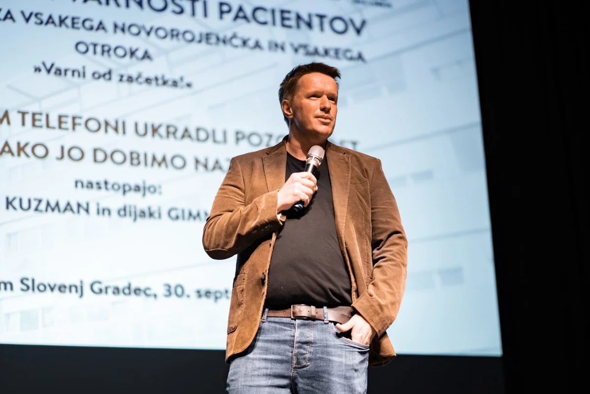Privoščite si večer smeha s profesorjem Kuzmanom mlajšim v dvorani Kienhofen 