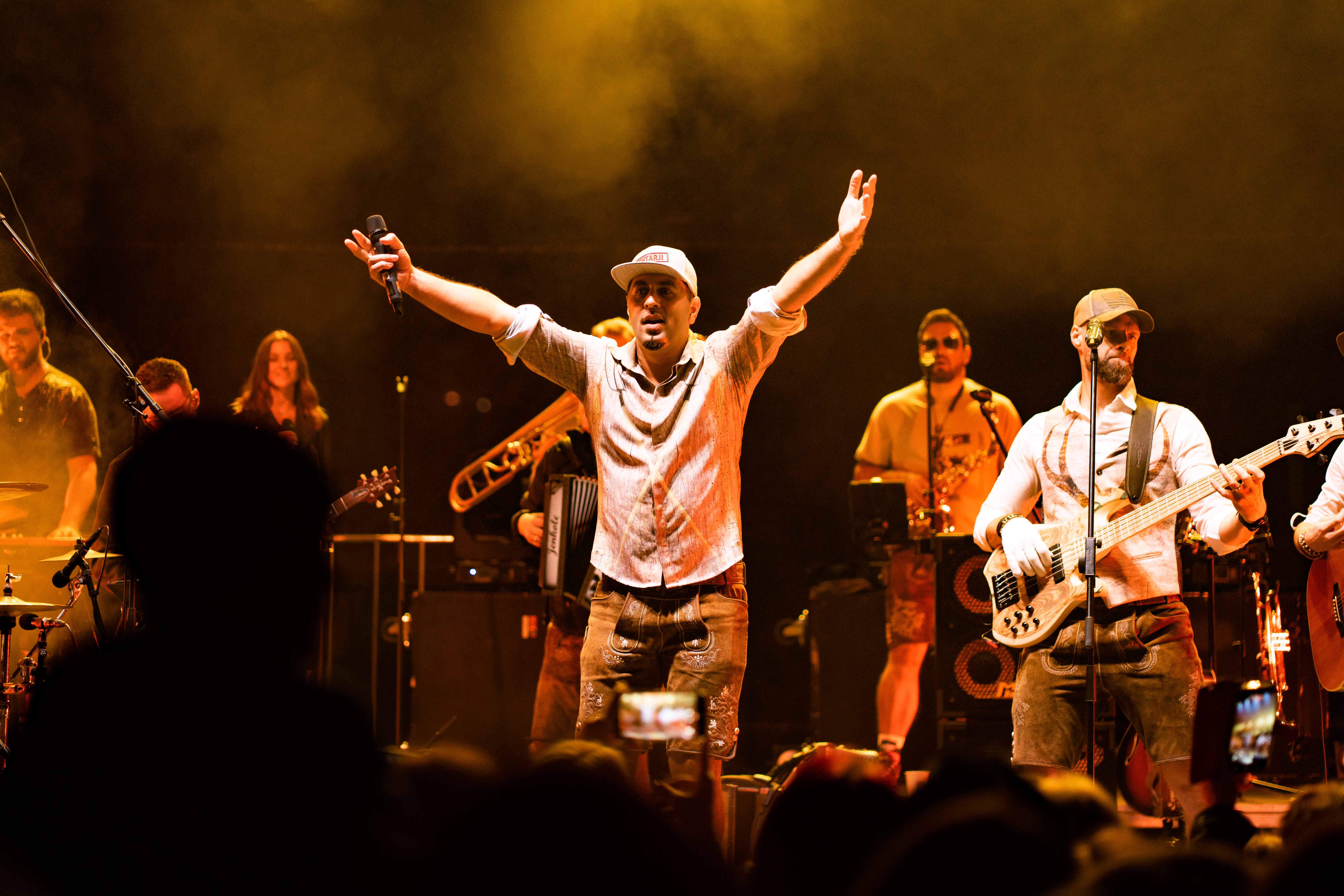 FOTO: Fehtarji na Ravnah: Nepregledna množica uživala na trgu