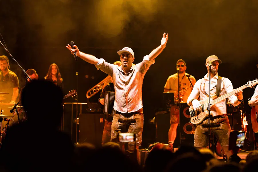 FOTO: Fehtarji na Ravnah: Nepregledna množica uživala na trgu