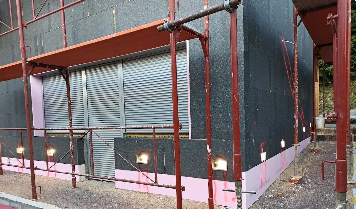 Do konca oktobra delna zapora ceste skozi Gramoznico na Ravnah