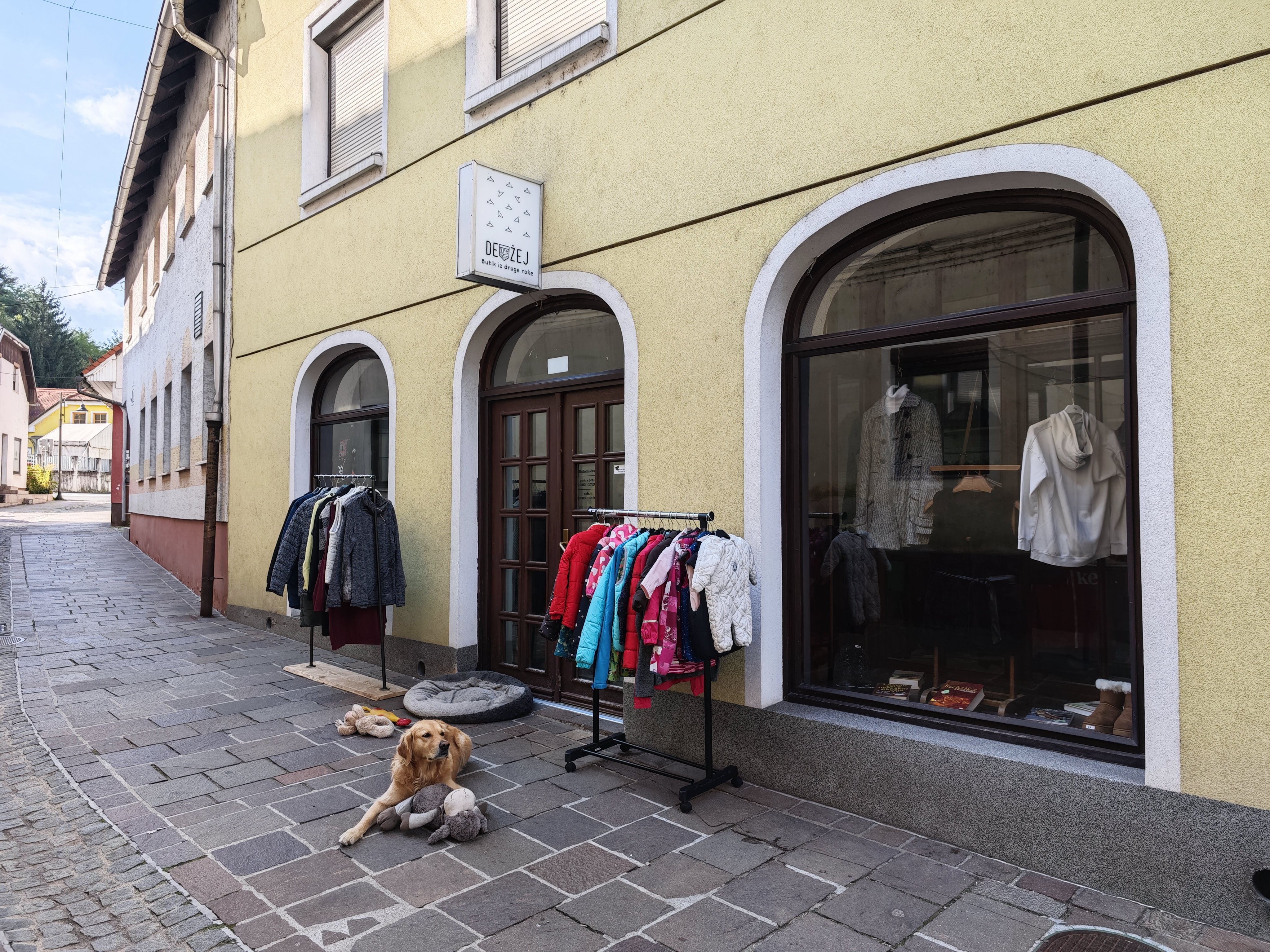 Trajnostno, dostopno, lokalno: Na Ravnah zaživel Devžej, butik iz druge roke