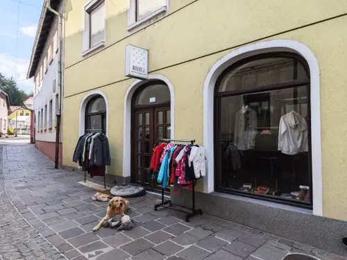 Trajnostno, dostopno, lokalno: Na Ravnah zaživel Devžej, butik iz druge roke