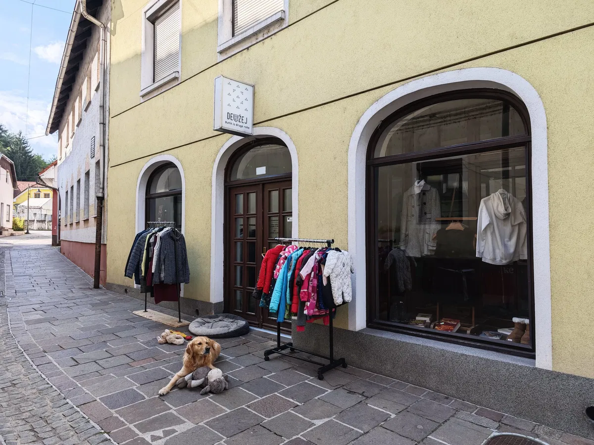 Trajnostno, dostopno, lokalno: Na Ravnah zaživel Devžej, butik iz druge roke