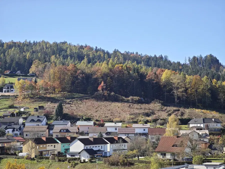 Občina Ravne na dražbi prodala 12 od 22 gradbenih parcel v novem naselju Čečovje jug
