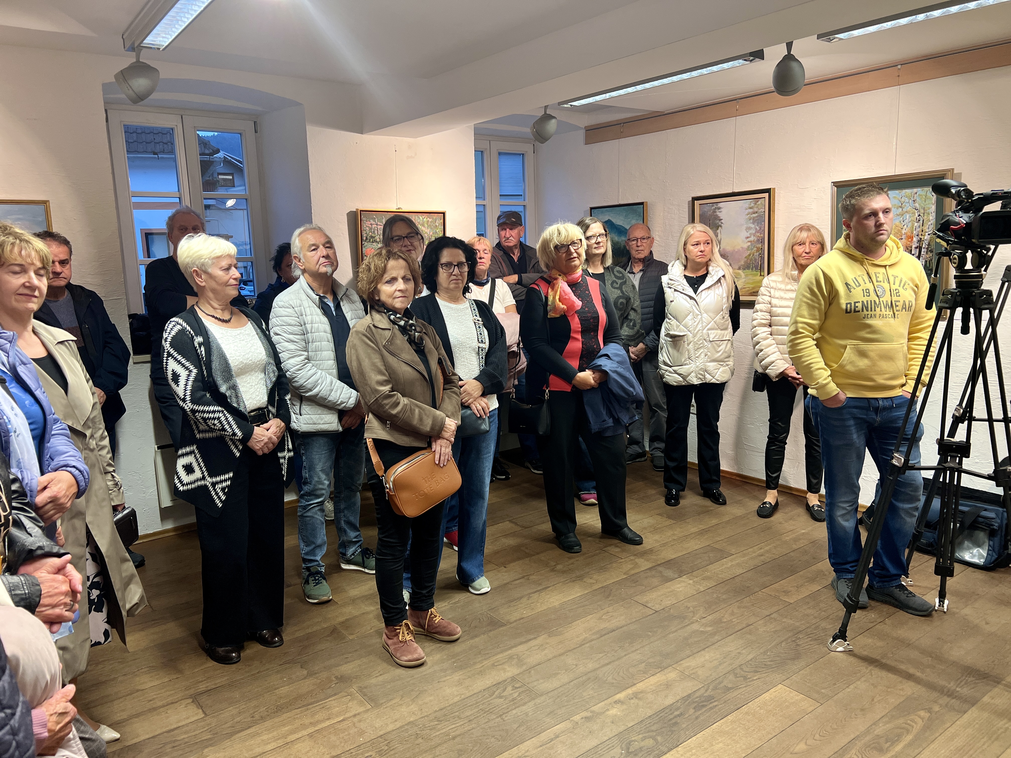 FOTO: Odprtje razstave koroških likovnikov postreglo z izdelki v različnih tehnikah