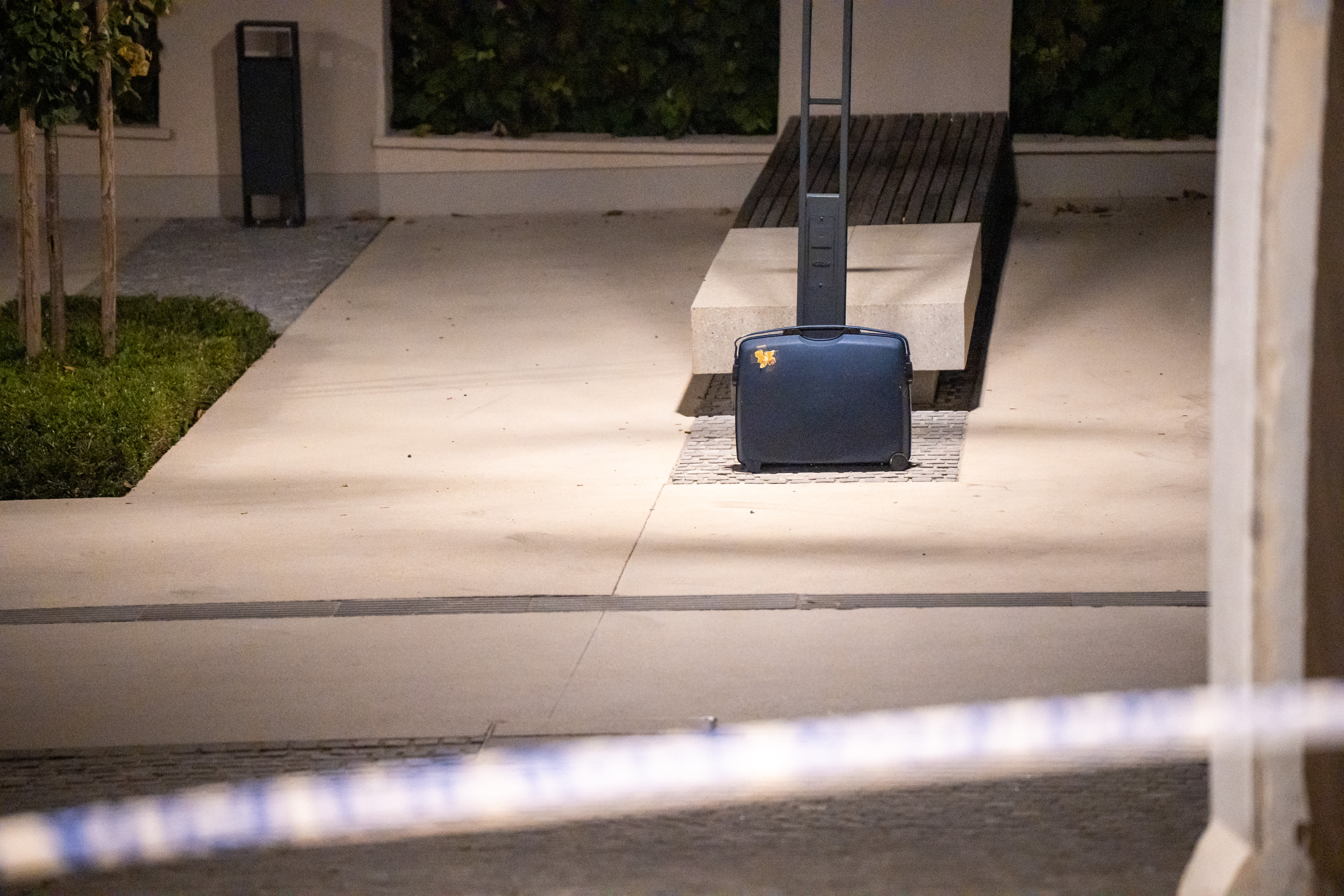 FOTO: Zaradi sumljivega kovčka v Slovenj Gradec pravkar prihaja enota bombnih tehnikov