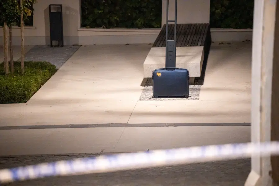 FOTO: Zaradi sumljivega kovčka v Slovenj Gradec pravkar prihaja enota bombnih tehnikov