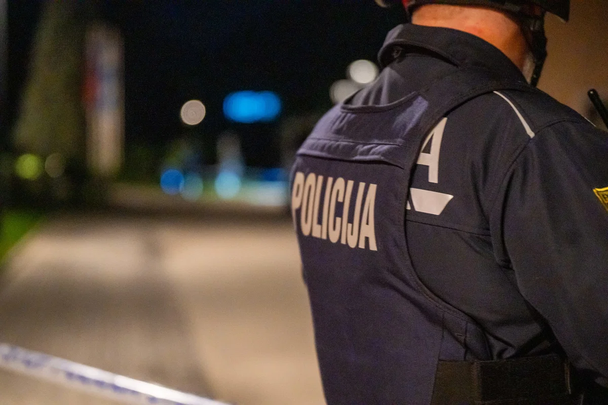 Šokantno: Oborožen moški v Starem trgu napadel policiste 
