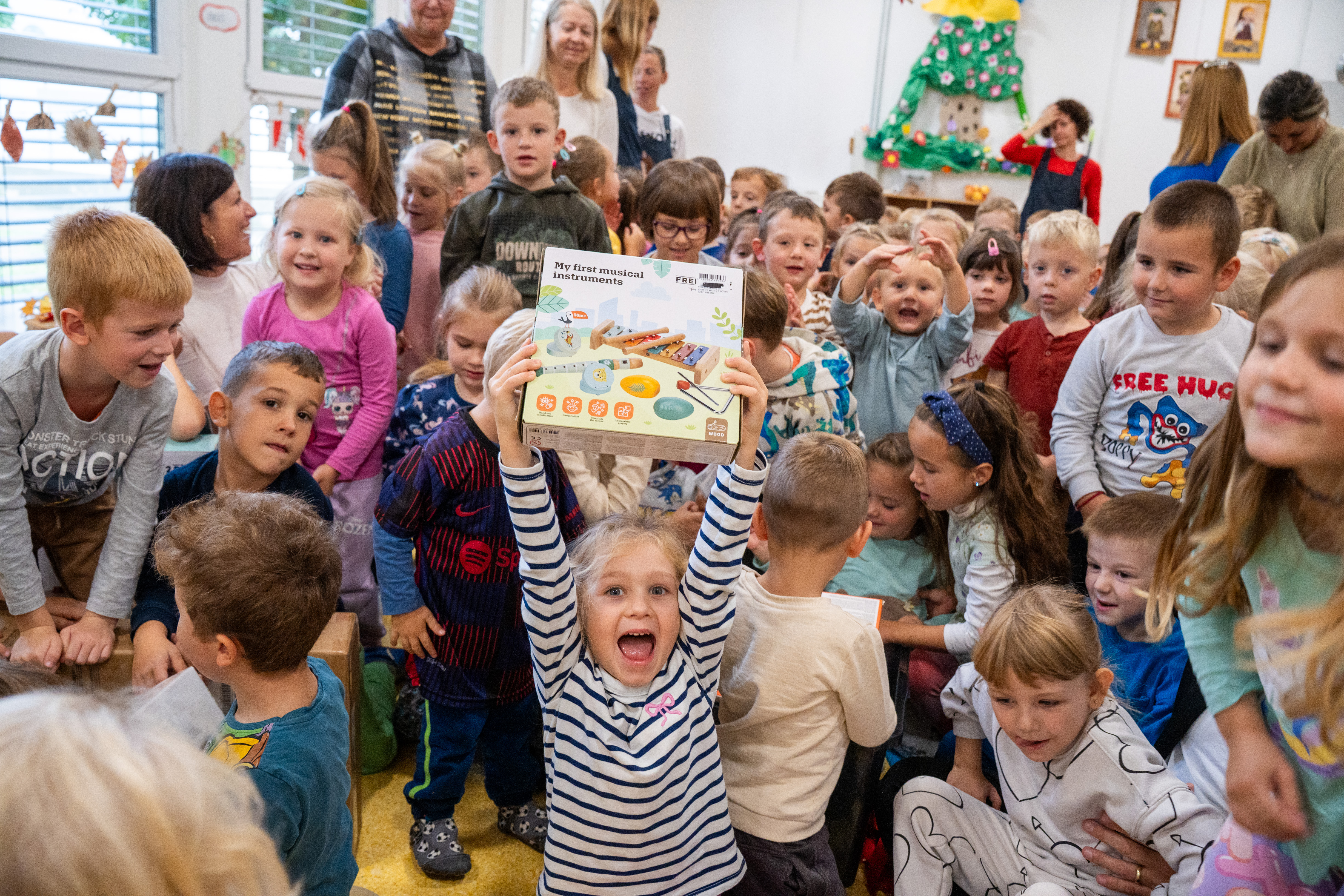 FOTO: Avto Center Ravne ob Tednu otroka razveselil otroke Vrtca Ravne z donacijo igrač